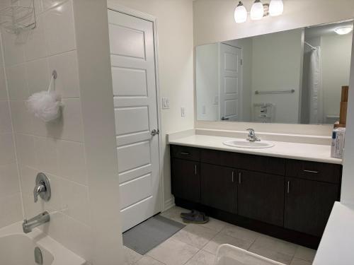 O baie la Fully furnished 3BR, 3WR entire two storey with unfinished basement- Ford Milton , ON Canada