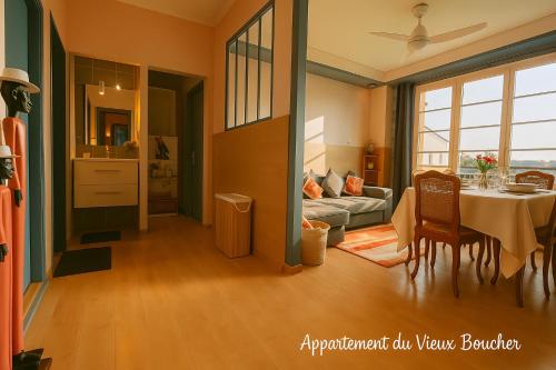 un salon avec une table et un canapé dans l'établissement Magnifique Appartement du Vieux Boucher 3 chambres à Alençon, à Aleçon