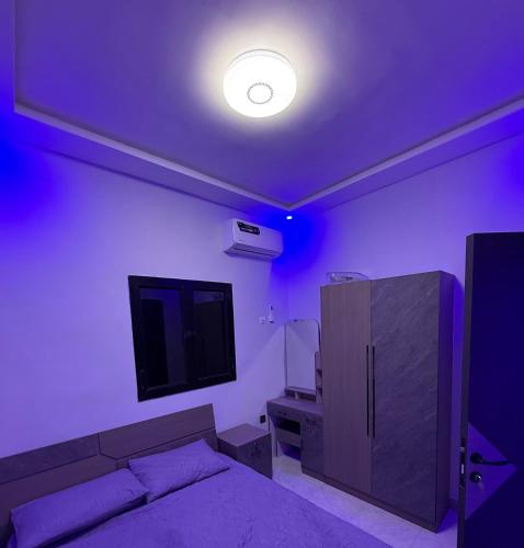 ein Schlafzimmer mit einem Bett und einem Fernseher an der Wand in der Unterkunft Modern Stay in Nouakchott