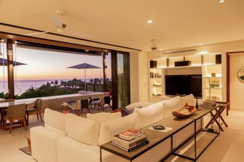 Μια τηλεόραση ή/και κέντρο ψυχαγωγίας στο Lux 3 Bed condo with Ocean View Pool Houskeeping