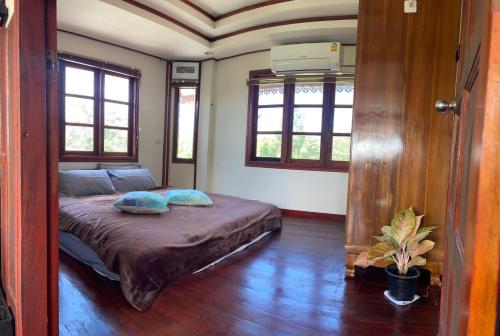 Postel nebo postele na pokoji v ubytování Farmstay Red Roof Yasothon