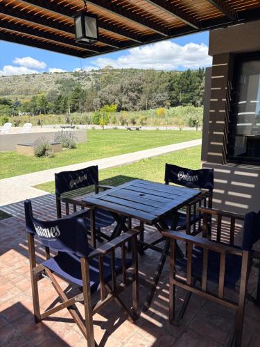 un tavolo da picnic e sedie su un patio di Don Miguel a Balcarce