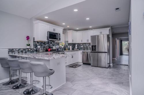 Kuchyň nebo kuchyňský kout v ubytování The Riverwalk Retreat on the Fox Waterfront Vacation Rental in Downtown McHenry 3BR 2BA Home with Private Pier