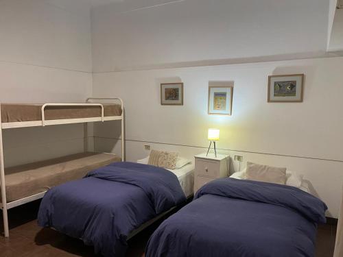 una camera con 2 letti a castello e una lampada di DEPTO PAZ a Dolores