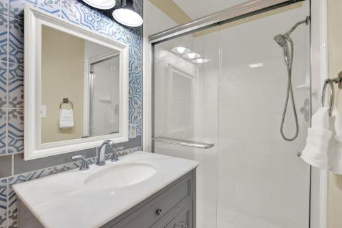 ein Badezimmer mit Waschbecken und Dusche in der Unterkunft Above the Tea Room off Madison Square in Savannah