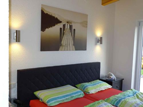 Een bed of bedden in een kamer bij Ferienwohnung am Weinberg
