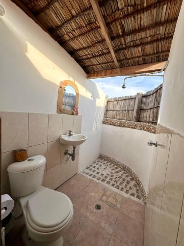a bathroom with a toilet and a sink at Hospedaje Palaaijat in Mayapo