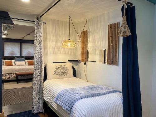 una camera con letto in una camera con una superficie di circa 2,5 m2 di Cottage by the Lake-cozy &unique w beautiful views a Lacey