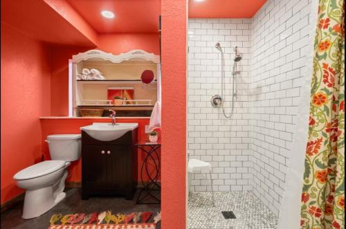 un bagno con wc, lavandino e doccia di Cottage by the Lake-cozy &unique w beautiful views a Lacey