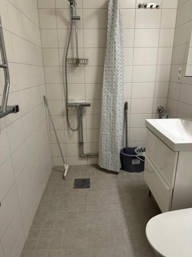 a bathroom with a shower and a sink at Noah Longstay Bygatan in Västerås