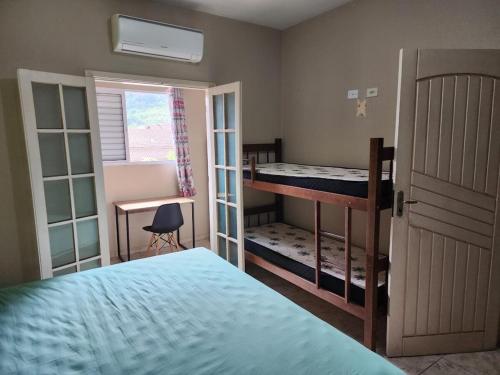 En eller flere senge i et værelse på Casa para Temporada em Ubatuba-Piscina Privativa, Churrasqueira e Conforto Completo