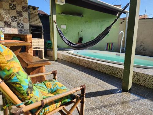 Swimmingpoolen hos eller tæt på Casa para Temporada em Ubatuba-Piscina Privativa, Churrasqueira e Conforto Completo