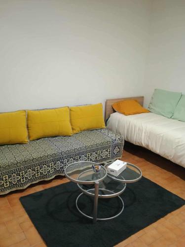 Studio Cozy في لا كورناوف: غرفة معيشة بها أريكة وطاولة