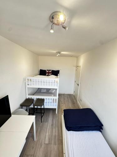 Voodi või voodid majutusasutuse Room for 5 in Zone 2 - Willesden Green toas
