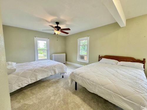 Postel nebo postele na pokoji v ubytování Hometown Heaven