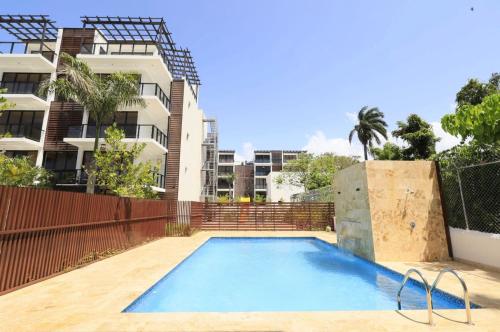 Πισίνα στο ή κοντά στο Tropical Getaway with pool & steps to the beach