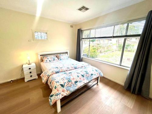 Ένα ή περισσότερα κρεβάτια σε δωμάτιο στο Spacious and Modern Guest House