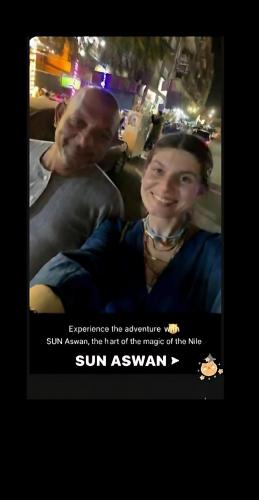 uma foto de um homem e uma mulher em uma tela de TV em Sun Aswan inn em Aswan