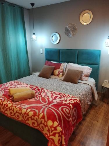 - une chambre avec un lit et une couette rouge et blanche dans l'établissement Porto Rio Douro apart, à Valbom