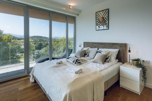 En eller flere senge i et værelse på SudeckaHill Apartaments