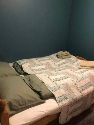 Postel nebo postele na pokoji v ubytování Leilighet i Damstien