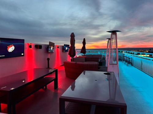 ein Wohnzimmer mit einem Sofa und einem Tisch auf dem Dach in der Unterkunft Hotel Cuatro Palmas in Puerto Peñasco