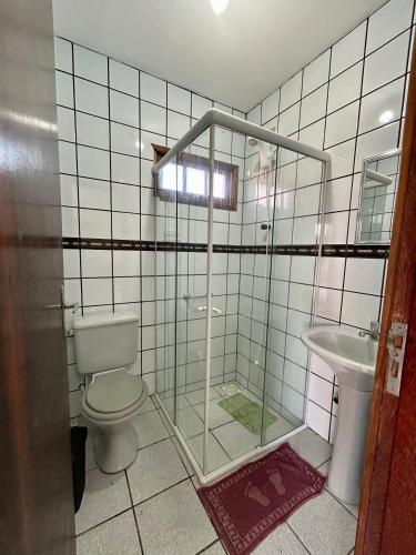 Et badeværelse på Residencial Nosso Sonho - Aptos Completos 150m do Mar com Piscina