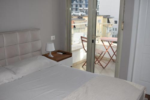 En eller flere senge i et værelse på Fictus Stay