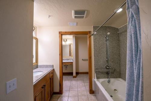 ein Badezimmer mit Badewanne, Waschbecken und Dusche in der Unterkunft Spacious 2B2B Family Villa Near Park City & Sundance - 5557 in Mound City