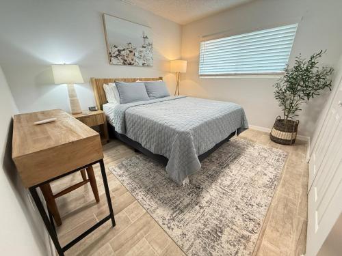 En eller flere senge i et værelse på 2 bedroom St Augustine Beachside Retreat steps to the Beach