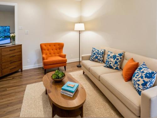 Χώρος καθιστικού στο Venice Beach Getaway Steps from the Ocean Marina and Boardwalk