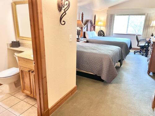 una camera d'albergo con due letti e un bagno di Double Queen Getaway at Zermatt Resort Near Park City - 3070 a Mound City