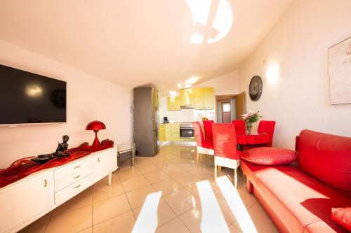 A 6 apt w terrace & sea view 4 min walk to beach