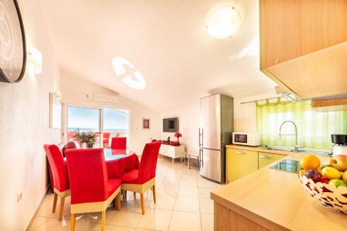 A 6 apt w terrace & sea view 4 min walk to beach