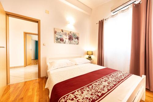 A 6 apt w terrace & sea view 4 min walk to beach