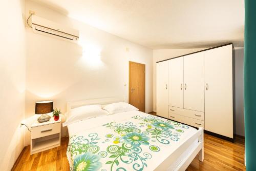 A 6 apt w terrace & sea view 4 min walk to beach