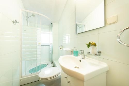 A 6 apt w terrace & sea view 4 min walk to beach