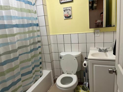 Koupelna v ubytování Spacious, Unique PR near Binghamton University