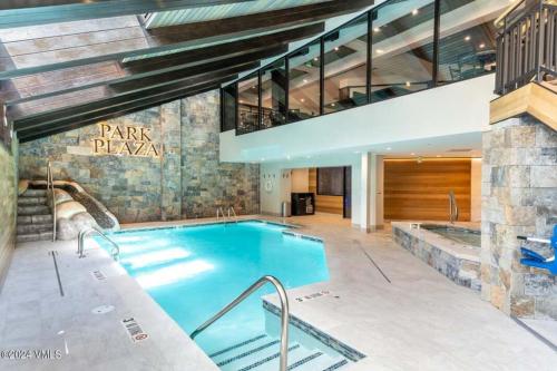 Bazén v ubytování Park Plaza #304 - Beaver Creek 2-Bed Over Ice Rink nebo v jeho okolí