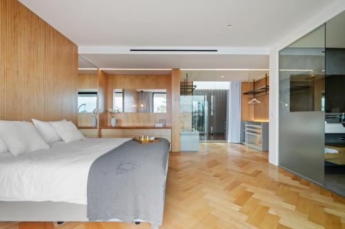 a bedroom with a large bed and a kitchen at Villa Toscana by Madeira Dream Stays in Funchal