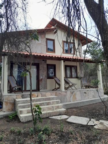 een huis met trappen ervoor bij Chalé Colibri in Palmeiras
