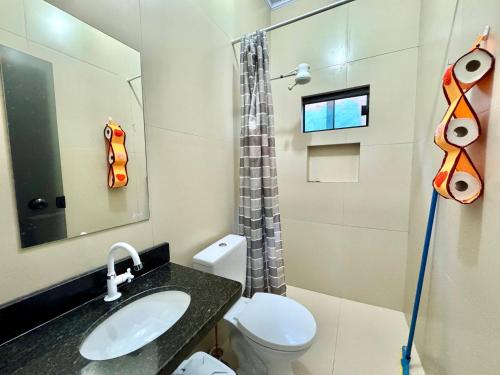 une salle de bain avec un lavabo, des toilettes et une douche dans l'établissement Casa da Rany, à Sao Jorge