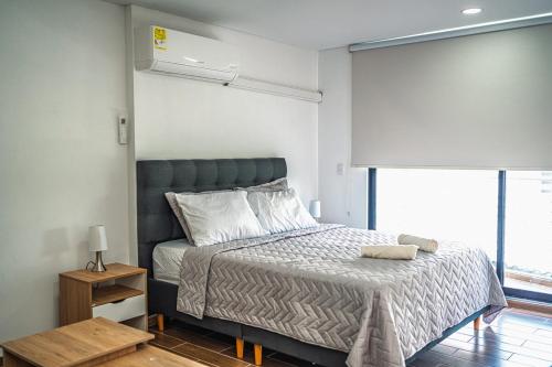 Voodi või voodid majutusasutuse Modern studio apartment with AC and secure parking toas