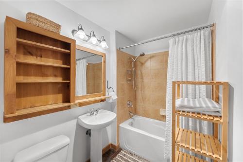 Koupelna v ubytování Red Hawk Lodge #2213 by Summit County Mountain Retreats