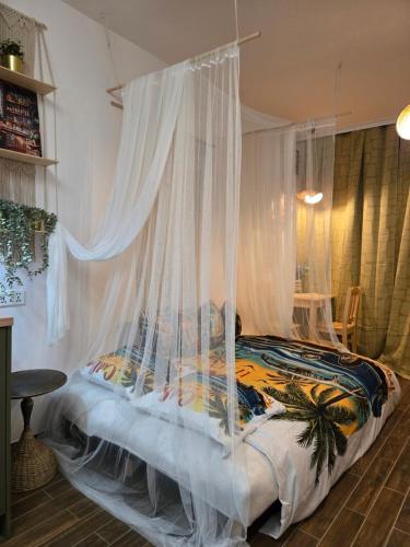 Voodi või voodid majutusasutuse WARSZAWA CHMIELNA PRESTIGE HOME SPA APARTMENTS with Jacuzzi in the Heart of the City toas