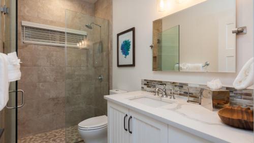 Ванная комната в ALOHA SPIRIT AinaMalu 4BR Home with Outdoor Living Room and Pool