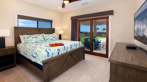 Ένα ή περισσότερα κρεβάτια σε δωμάτιο στο ALOHA SHORES Spacious Ainamalu 4BR Home with Mountain and Ocean View