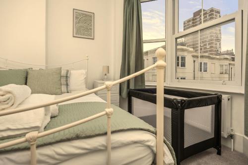 a bedroom with a bed and a window at Spacious 2 Bed & 1 Bath - Close to Beach & City Centre in Brighton & Hove