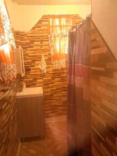 un bagno con doccia con parete in legno di Trafalgar Sweet Bee a Trafalgar