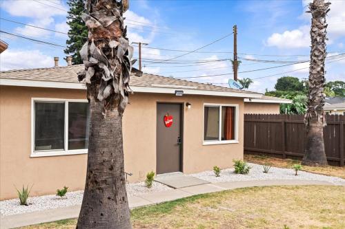 Ảnh trong thư viện ảnh của 20 percent OFF Cozy Modern Suite ở Tustin